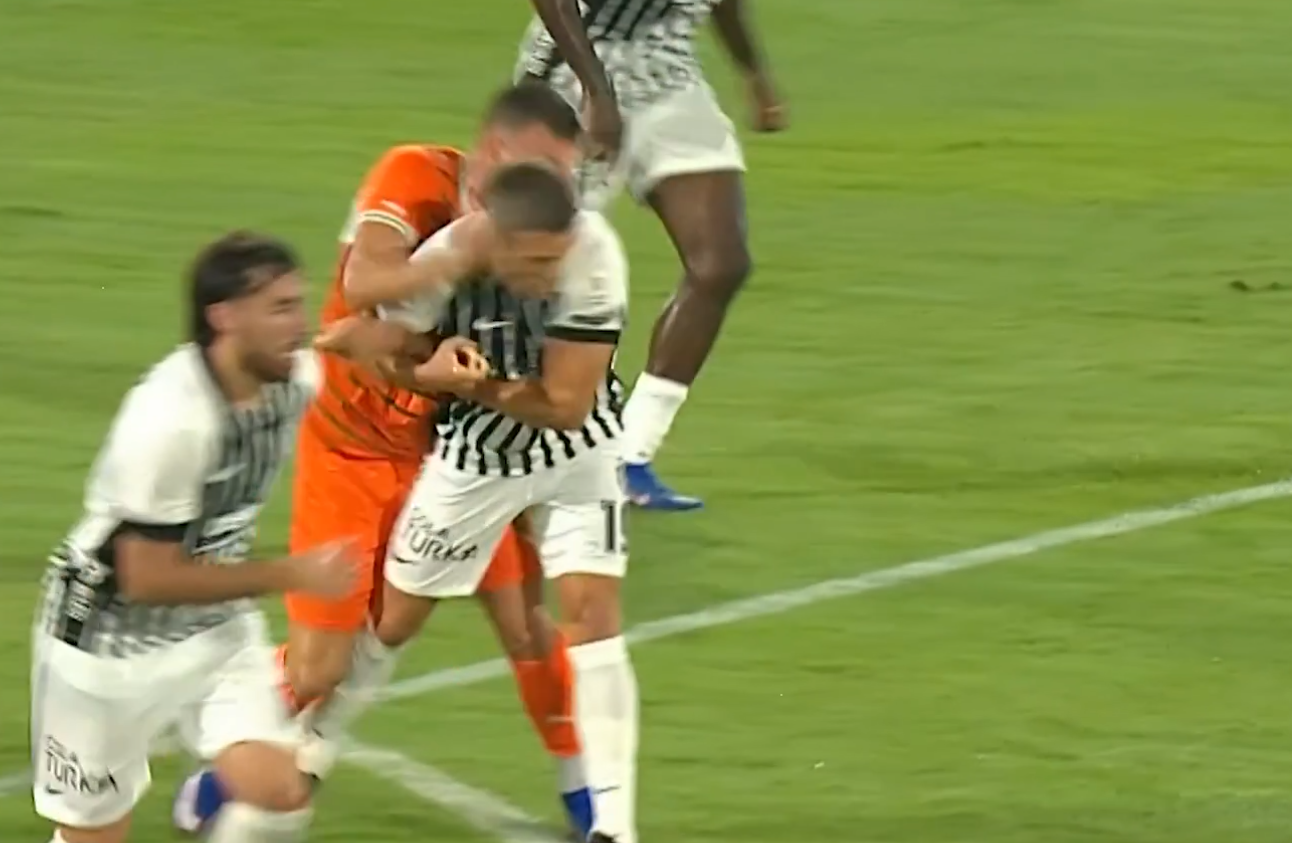ALANYASPOR - BEŞİKTAŞ — VERİLMEYEN KIRMIZI KART, 7' (1. görüntü)