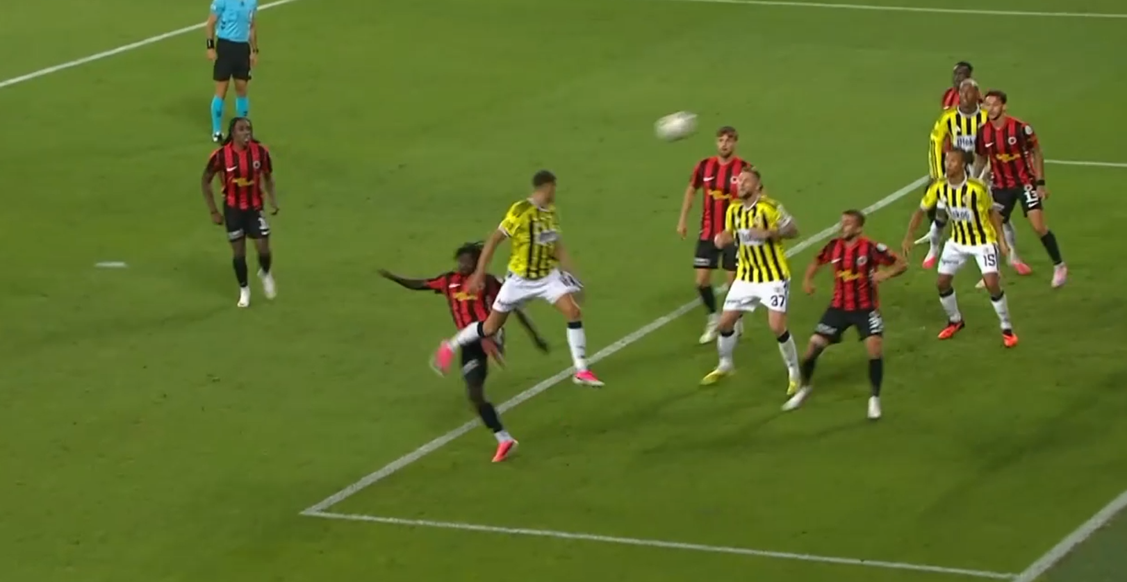 GENÇLERBİRLİĞİ - FENERBAHÇE — VERİLMEYEN PENALTI, 48' (2. görüntü)