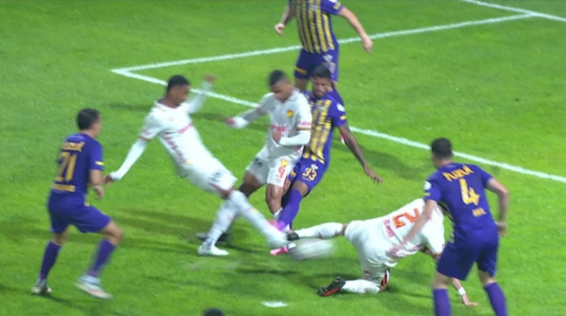 GÖZTEPE - EYÜPSPOR — VERİLMEYEN PENALTI, 49' (1. görüntü)