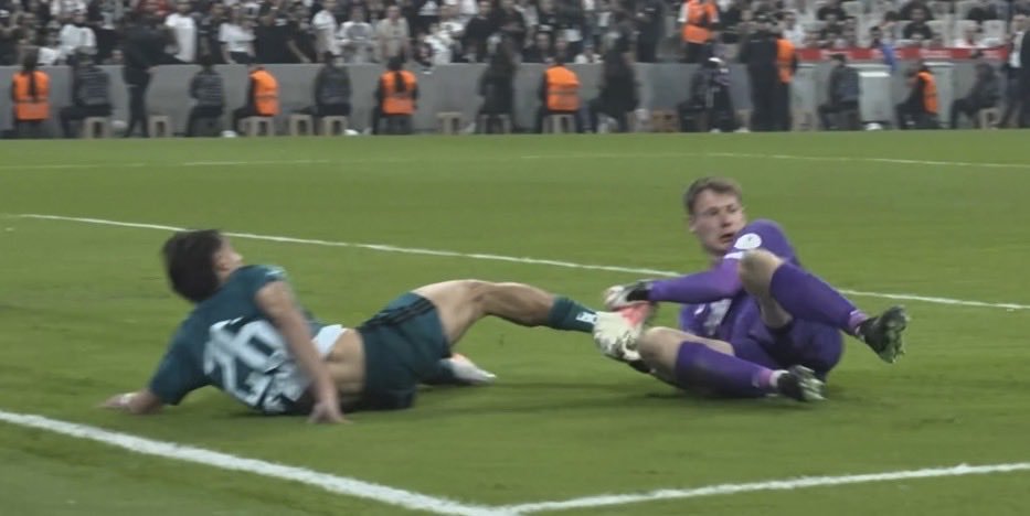 BEŞİKTAŞ - KOCAELİSPOR — VERİLMEYEN PENALTI, 48' (1. görüntü)