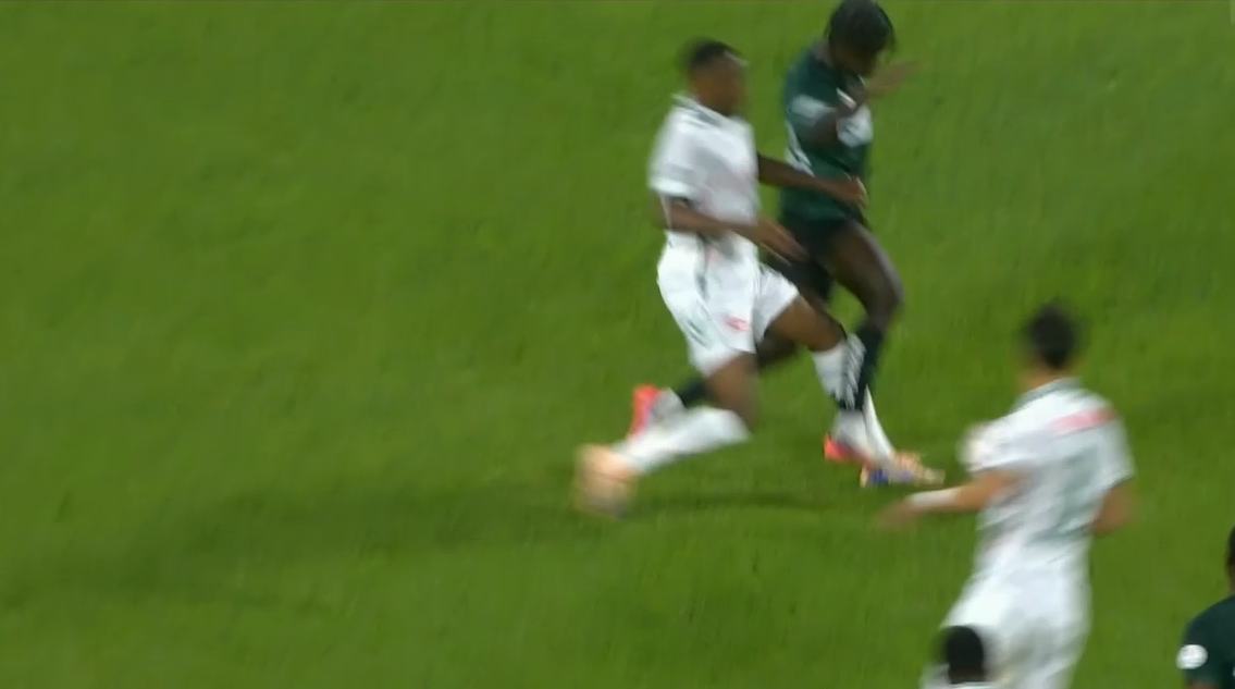KOCAELİSPOR - KONYASPOR — HATALI GOL, 39' (1. görüntü)
