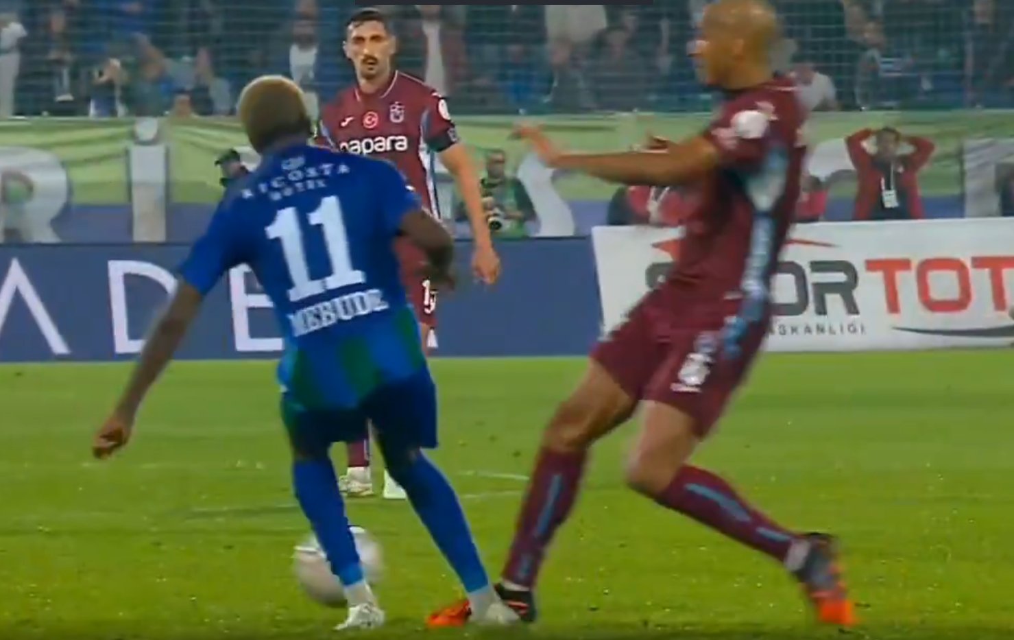 RİZESPOR - TRABZONSPOR — VERİLMEYEN KIRMIZI KART, 40' (1. görüntü)