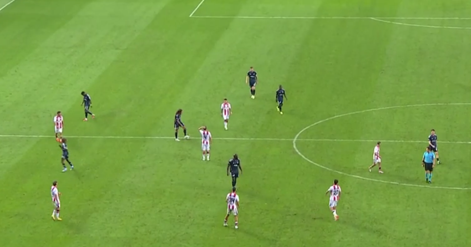 SAMSUNSPOR - FENERBAHÇE — GOL ÖNCESİ HATALI KARAR, 84' (1. görüntü)