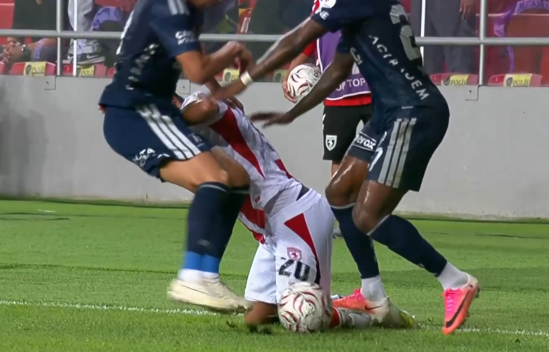 SAMSUNSPOR - FENERBAHÇE — VERİLMEYEN KIRMIZI KART, 43' (1. görüntü)