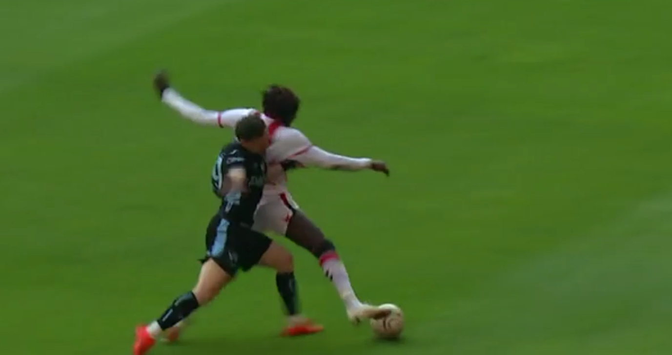 SAMSUNSPOR - TRABZONSPOR — VERİLMEYEN PENALTI, 45+5' (1. görüntü)
